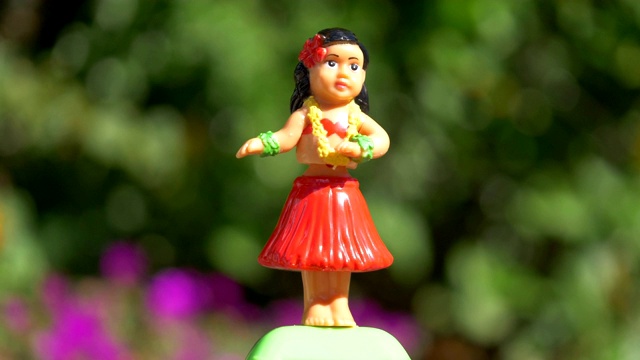 传统草裙舞纪念品玩具在4K慢动作60fps视频下载