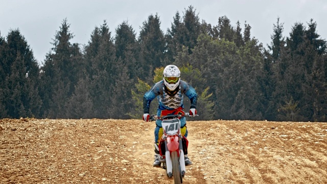 SLO MO摩托车越野赛骑手表演跳跃视频素材