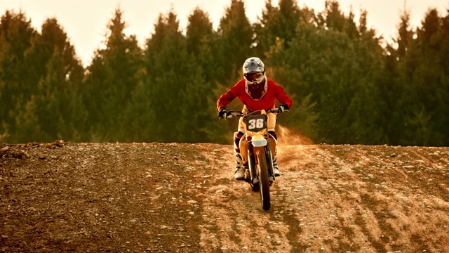 SLO MO摩托车越野赛骑手在日落时跳跃视频素材