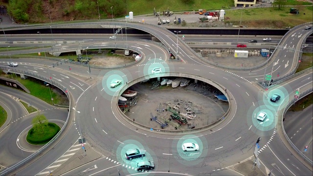 交通环上的自动驾驶汽车视频素材