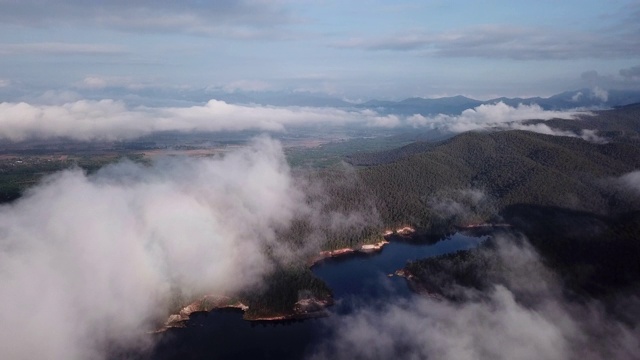 空中拍摄的云在湖上面的云视频素材