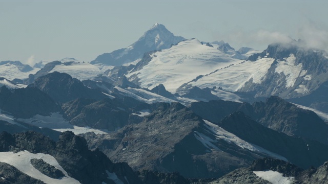 航拍的山峰山峰背后的冰川和山峰视频下载