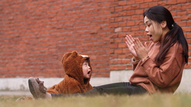 快乐的亚洲女人和她的宝贝儿子一起玩视频素材