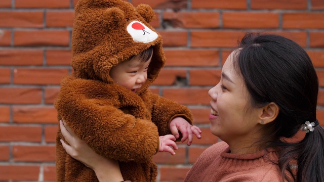 快乐的中国女人抱着她的孩子视频素材