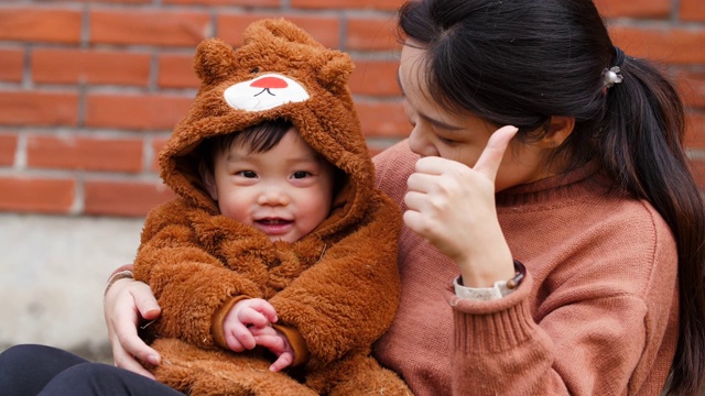 快乐的中国女人抱着她的孩子视频素材