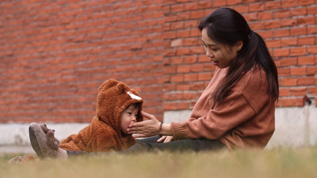 快乐的亚洲女人和她的宝贝儿子一起玩视频素材