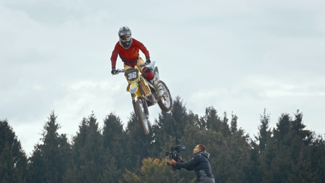 SLO MO Man视频拍摄摩托车越野赛骑手做一个跳跃视频素材