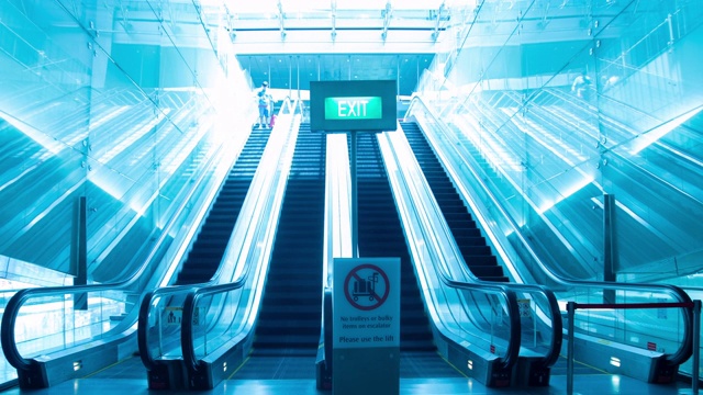 在机场的地铁站里，缩小延时自动扶梯的交通状况视频素材