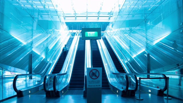 延时自动扶梯与机场地铁站的交通视频素材