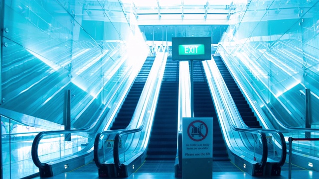 摄影机器人拍摄了机场地铁站的延时自动扶梯视频素材