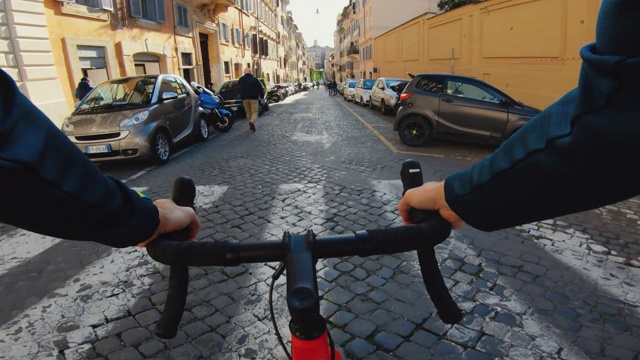 骑自行车:罗马的公路自行车视频素材