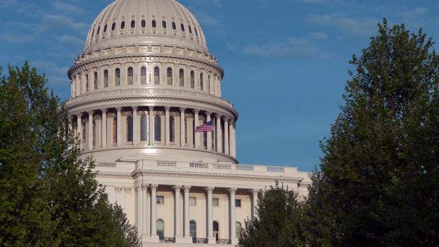 华盛顿特区的美国国会大厦西圆顶和美国国旗视频素材