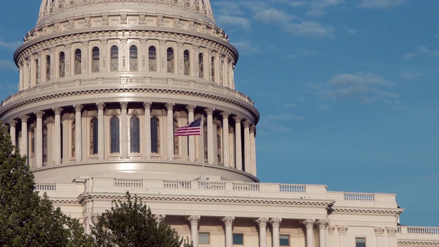 美国国会大厦西圆顶近距离与美国国旗在华盛顿特区视频下载