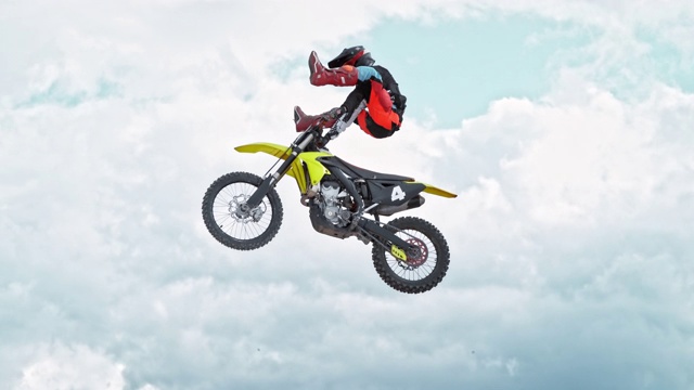 速度坡道摩托车越野赛骑手表演跳跃戏法视频下载