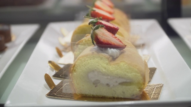 配草莓蛋糕的甜点视频素材