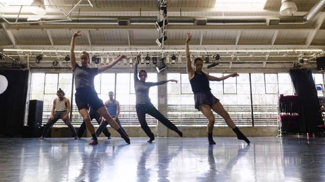 舞团在舞蹈工作室排练的广角镜头视频下载
