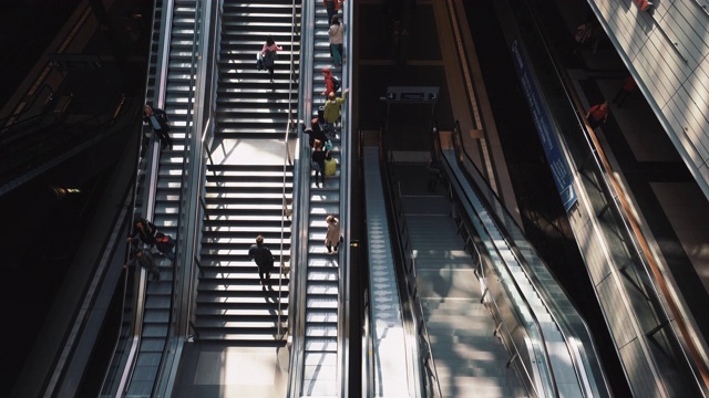 德国柏林，在楼梯和自动扶梯上旅行的人们视频下载
