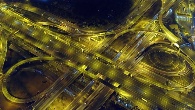 无人机拍摄的高速公路路口俯视图。交叉高速公路立交桥横跨泰国曼谷的东外环线。视频素材