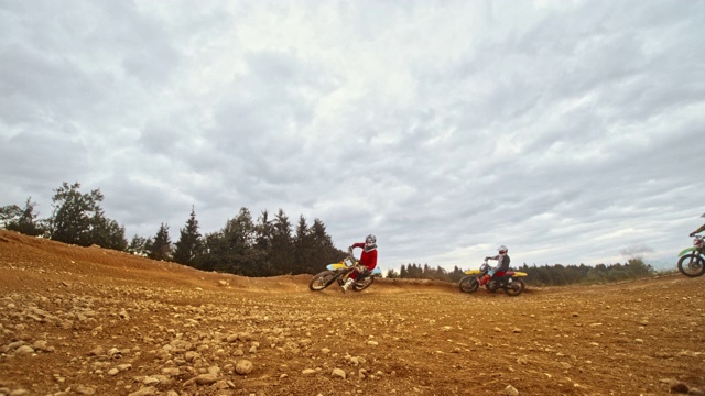 摩托车越野者在土路上穿过一个弯道视频下载