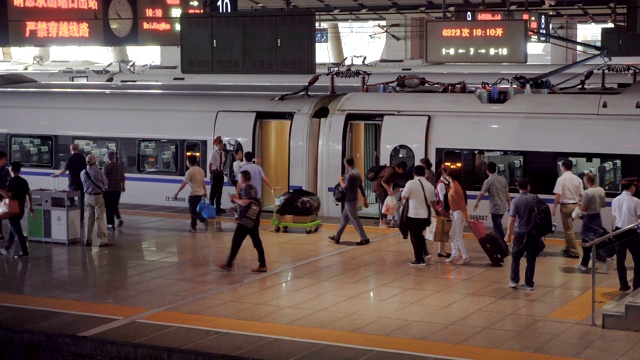 中国高铁站台上的乘客。视频素材
