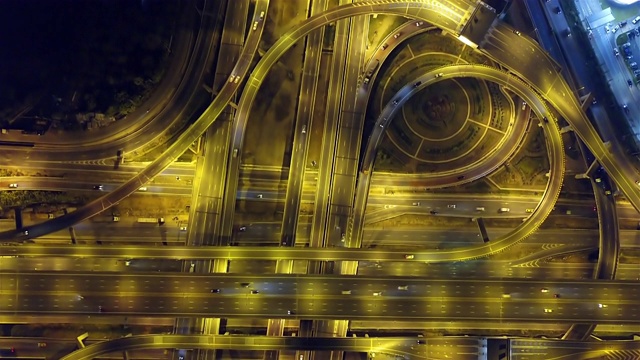 无人机拍摄的高速公路路口俯视图。交叉高速公路立交桥横跨泰国曼谷的东外环线。视频素材