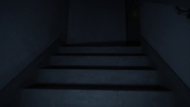 在黑暗中爬毛骨悚然的楼梯。视频素材