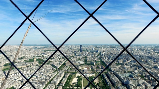 从埃菲尔铁塔的顶层露台上观看巴黎的城市景观，巴黎的主要景点-战神广场，游览蒙帕纳斯，国家荣军院酒店视频下载