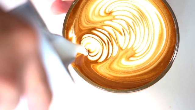 SLO MO Barista手工制作拿铁艺术咖啡。视频下载