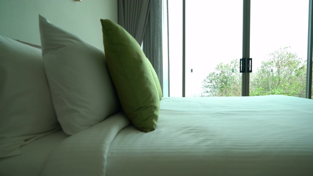 卧室室内床上的枕头装饰视频下载
