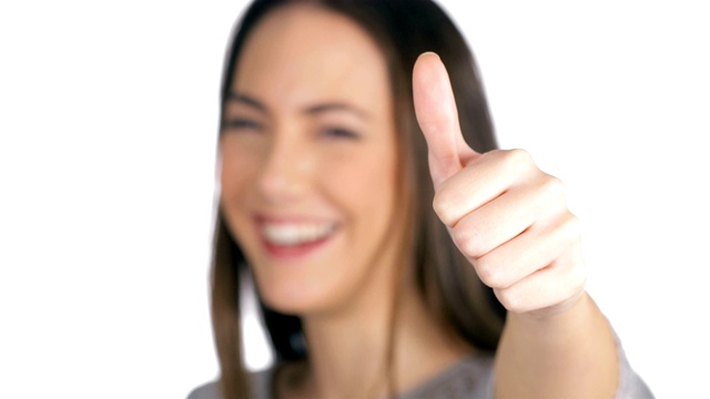 女人笑着在白色的背景上竖起大拇指视频下载