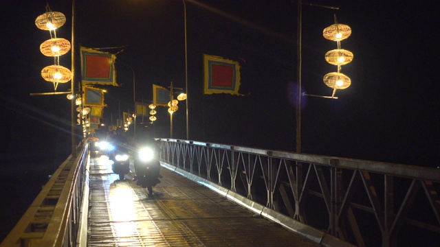 晚上被纸灯笼照亮的古城桥视频素材