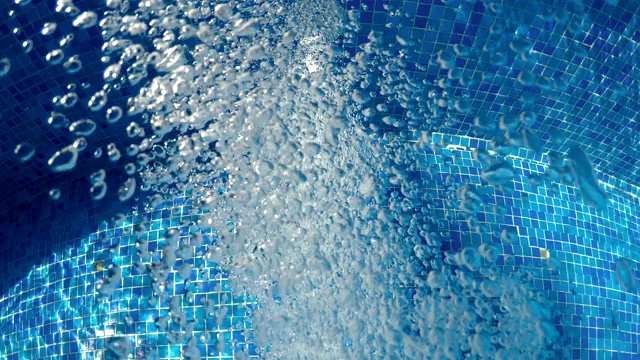 气泡在清澈的蓝色水在温泉池视频素材