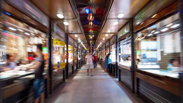 夜景照亮了三亚市著名的旅游市场，步行街全景4k海南岛中国视频素材