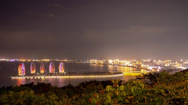 夜间时间照亮三亚市湾著名的酒店度假公园山顶全景4k时间流逝海南岛中国视频素材