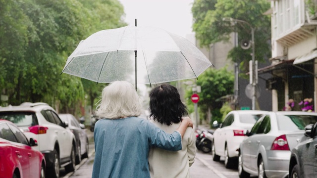 两个老年妇女在一个下雨天在城里散步视频下载