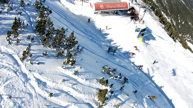 在保加利亚班斯科，滑雪者正乘坐滑雪缆车前往山顶的一个滑雪场。班斯科是世界杯冬季滑雪胜地视频素材