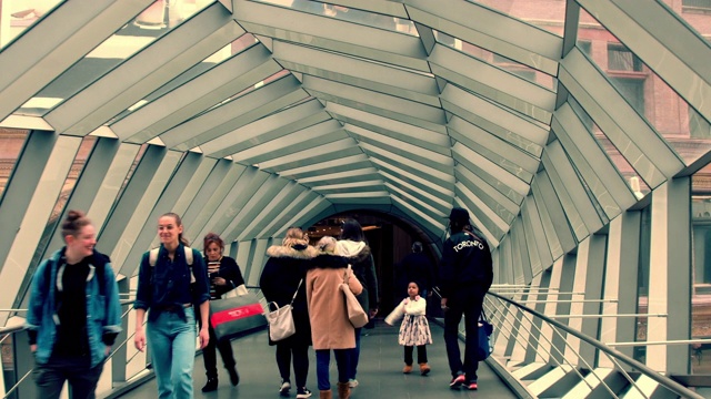 加拿大多伦多，伊顿中心的人行天桥视频素材