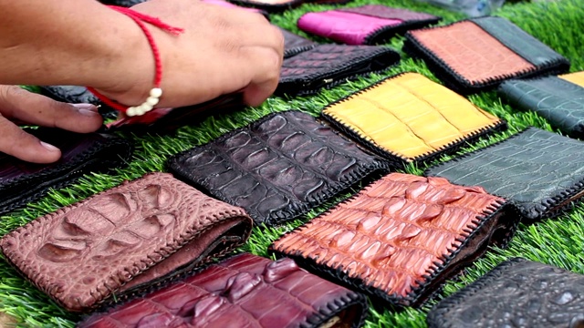 鳄鱼皮夹手工制作的皮革视频素材