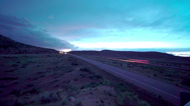 孤独的公路日落时间流逝在沙漠日落视频素材