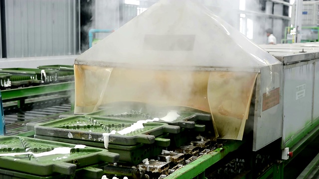 金属乳胶枕模具在输送带上加热蒸汽移出机器视频素材