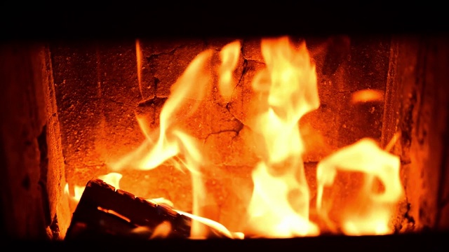 燃烧的木材在炎热的面包房火与橙色和黄色的火焰与深炉门框架可见近距离选择性聚焦慢动作视频下载