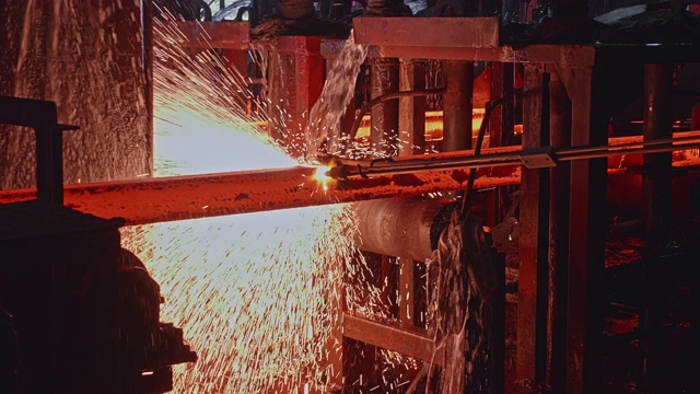 钢铁工人使用气体切割机手动切割钢坯视频素材