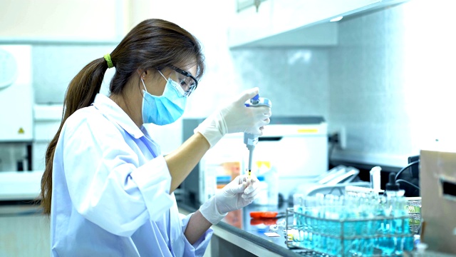 穿着白色防护服的女科学家正在实验室准备G6PD试验视频下载
