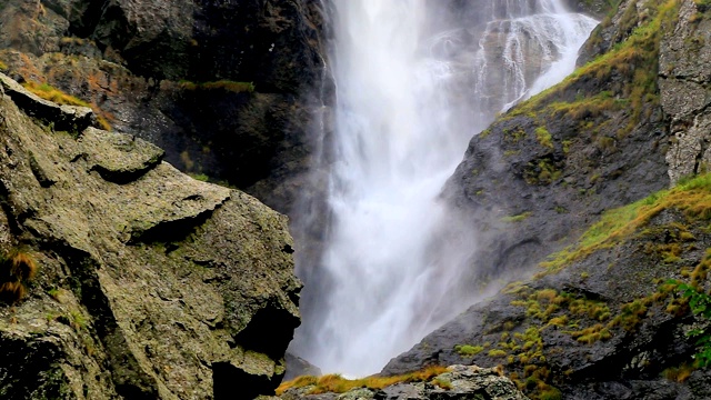 山上美丽的瀑布视频素材