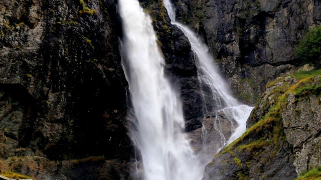 山上美丽的瀑布视频素材