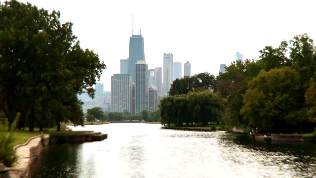 从湖边眺望芝加哥的天际线视频下载