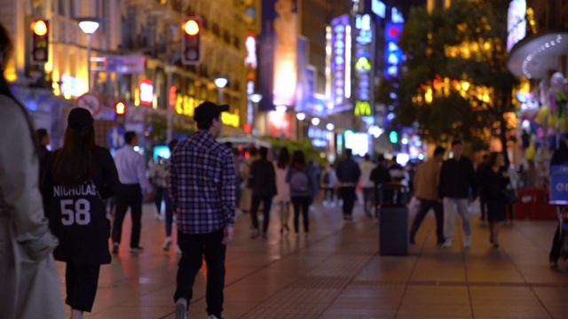 RT MS People Walking On南京路步行街/中国上海视频素材