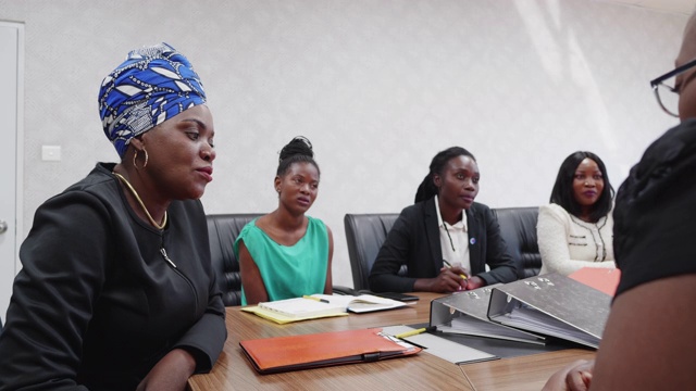 成功的女商人在会议期间听取她的高级同事的建议视频下载