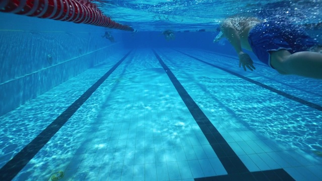 潜水，男人在清澈的池水里游泳视频素材