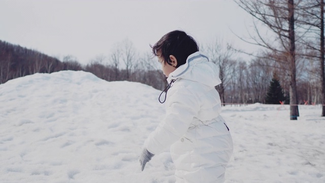 学前班的小男孩在雪地里玩视频素材